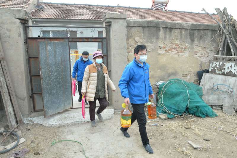 華全動(dòng)力黨支部一行向困難群眾送去花生油、大米和美酒禮盒等禮品