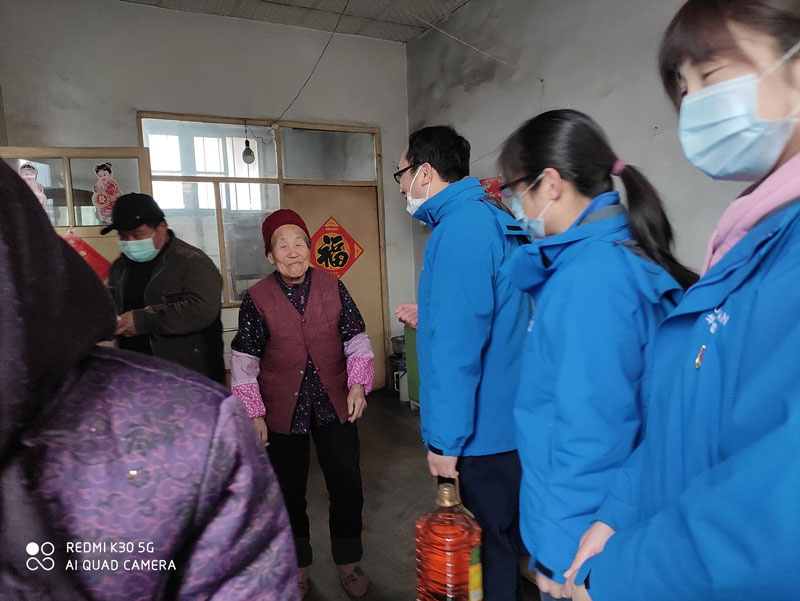 華全動(dòng)力黨支部一行向困難群眾送去花生油、大米和美酒禮盒等禮品